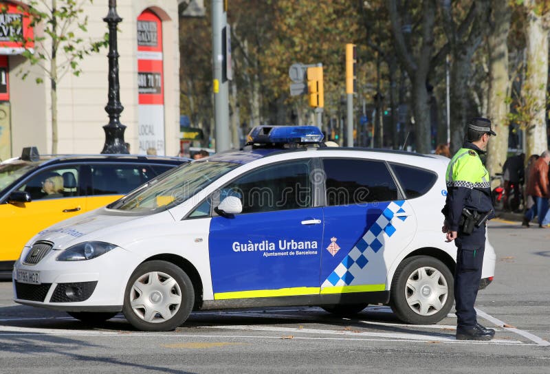 Police espagnole debout près de sa voiture à barcelone espagne. Barcelone spaindecembre 06 2014 : police espagnole non identifiée debout près de sa voiture sur la route
