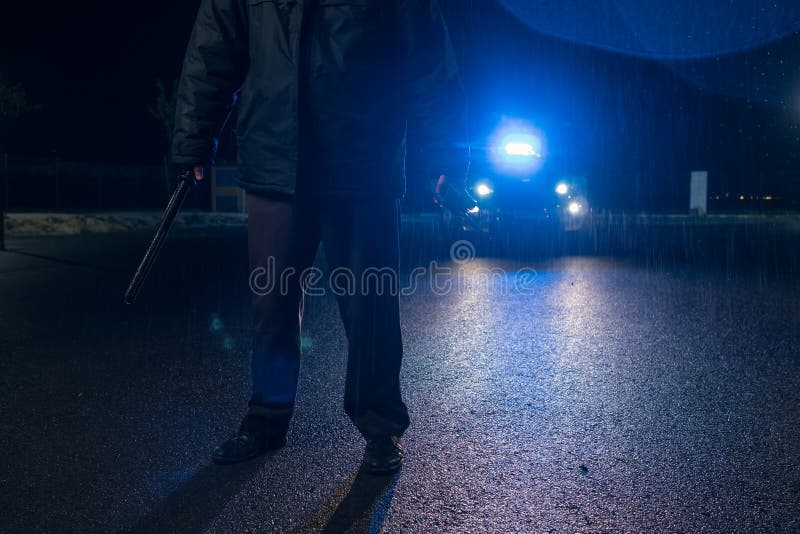 Policía hombre a amigo a película sonora en la mano seguimiento a patrulla auto sirenas a azul las luces sobre el toque de queda en calles durante condición de alarma en 19.