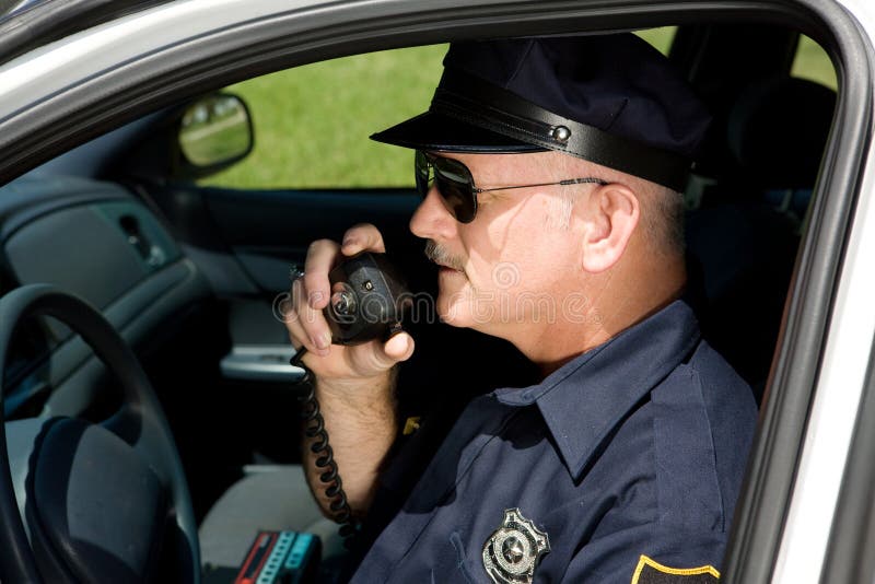 Policía oficial en pelotón auto discurso sobre su receptor.