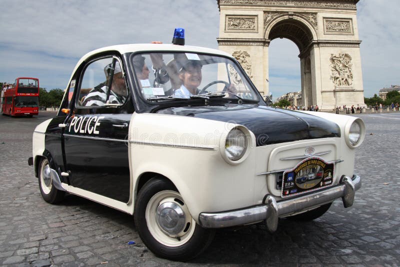 Les amis des Peugeot 01 à la St Louis en Haute-Saône Police-vespa-mini-car-prisoner-passenger-seat-background-arc-de-triumph-was-part-rally-traversee-paris-108374954