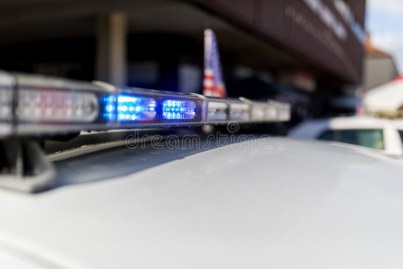 Policie a barra clara de piscamento sobre o carro da bobina fotos de stock Policie a barra clara de piscamento sobre o carro da bobina fotos de stock
