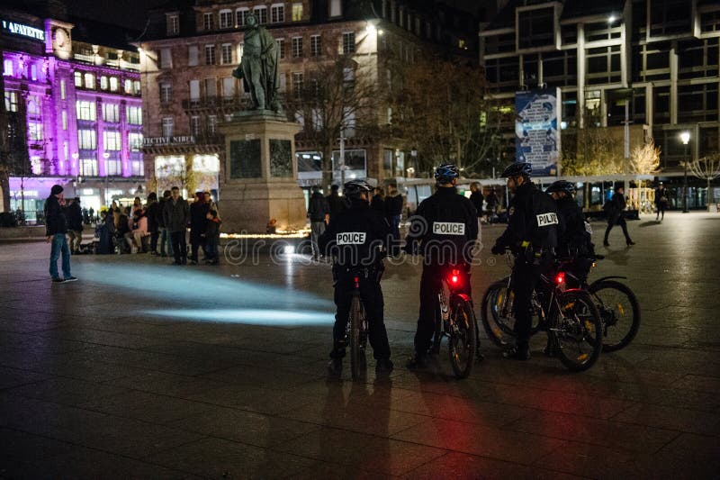 Policiers sur le vélo regardant des personnes et des bougies photos libres de droits Policiers sur le vélo regardant des personnes et des bougies photos libres de droits
