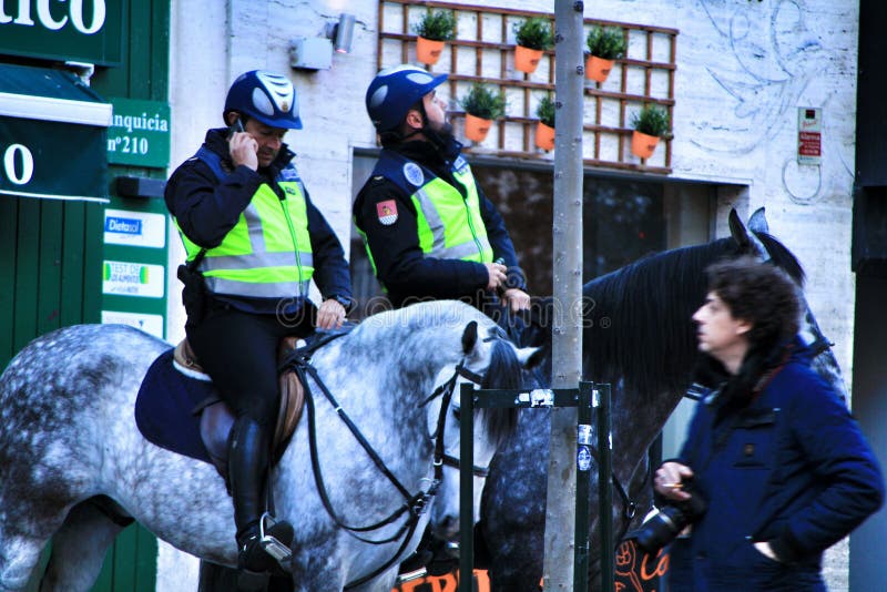 Policja wspina? si? na horseback i opowiada? na telefonie zdjęcia royalty free Policja wspina? si? na horseback i opowiada? na telefonie zdjęcia royalty free