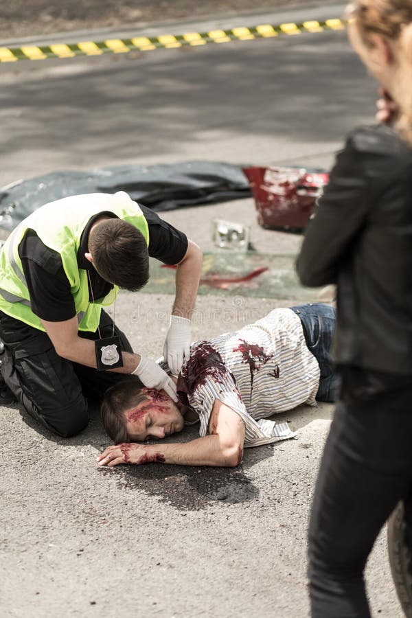 Policjant sprawdza mężczyzna puls obrazy stock Policjant sprawdza mężczyzna puls obrazy stock