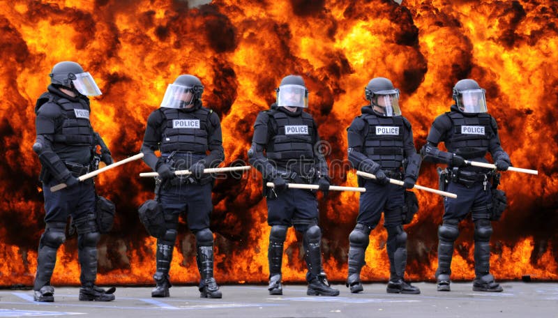 Policía antidisturbios y fuego imagen de archivo libre de regalías Policía antidisturbios y fuego imagen de archivo libre de regalías