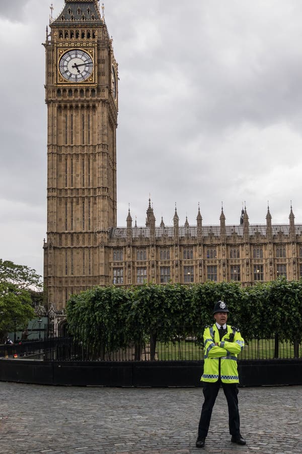 Policía británica al lado de Big Ben en Londres en junio de 2015 inglaterra Reino Unido foto de archivo libre de regalías Policía británica al lado de Big Ben en Londres en junio de 2015 inglaterra Reino Unido foto de archivo libre de regalías