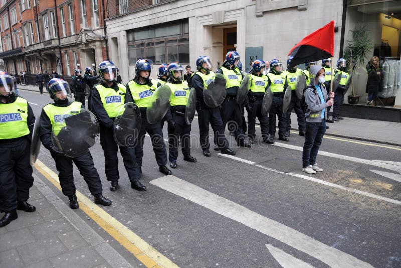 Policía de alboroto y manifestante en Londres fotografía de archivo libre de regalías Policía de alboroto y manifestante en Londres fotografía de archivo libre de regalías