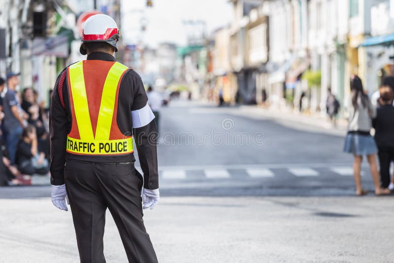 Policía de tráfico que se coloca en el camino mientras que hace el trabajo fotos de archivo libres de regalías Policía de tráfico que se coloca en el camino mientras que hace el trabajo fotos de archivo libres de regalías