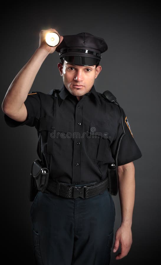 Policía o protector de seguridad que brilla una antorcha foto de archivo libre de regalías Policía o protector de seguridad que brilla una antorcha foto de archivo libre de regalías