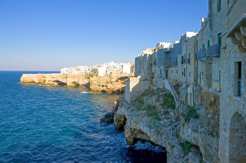 Polignano, un village au-dessus d'une mer bleue photo libre de droits Polignano, un village au-dessus d'une mer bleue photo libre de droits