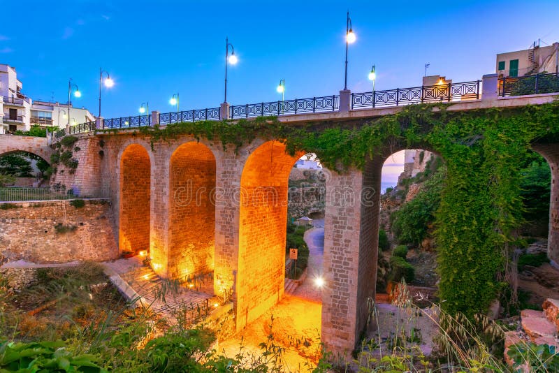 Polignano una cavalla, Puglia, Italia Ponte di Ponte di Polignano