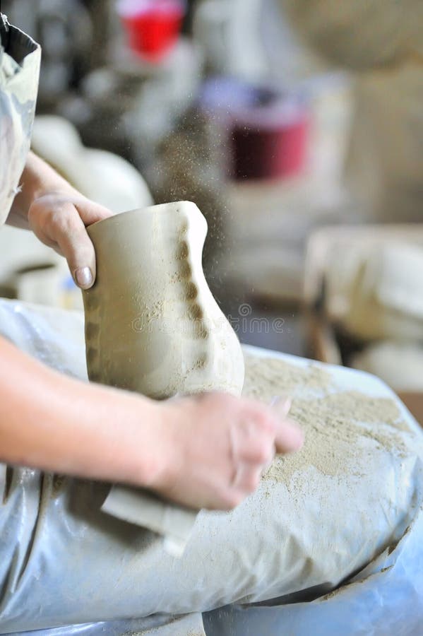 Polish of a ceramic vase