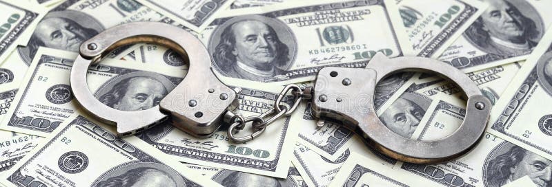 Polishandbojalögn på mycket dollarräkningar Begreppet av olaglig besittning av pengar, olagliga transaktioner med US dollar royaltyfria foton Polishandbojalögn på mycket dollarräkningar Begreppet av olaglig besittning av pengar, olagliga transaktioner med US dollar royaltyfria foton