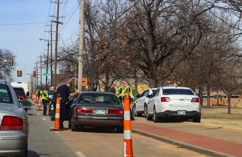 Politie die over zwarte auto's trekken die iemand zoeken bij 21ste en Peoria-Ave Tulsa Oklahoma de V.S. 02 14 2018
