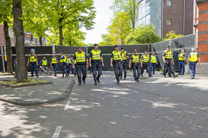 Politiemacht uit Nederland in actie tijdens een evenement