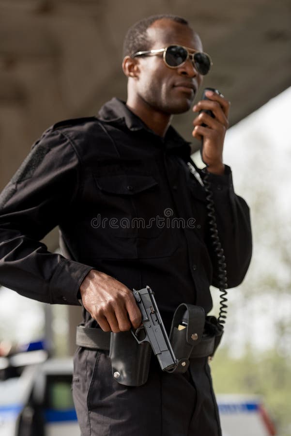 politieman die door walkie-talkie radioreeks spreken