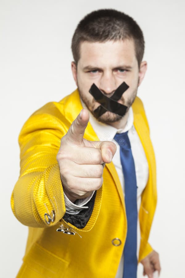 Politik mit Band auf seinem Mund, der auf Sie zeigt lizenzfreie stockfotos Politik mit Band auf seinem Mund, der auf Sie zeigt lizenzfreie stockfotos