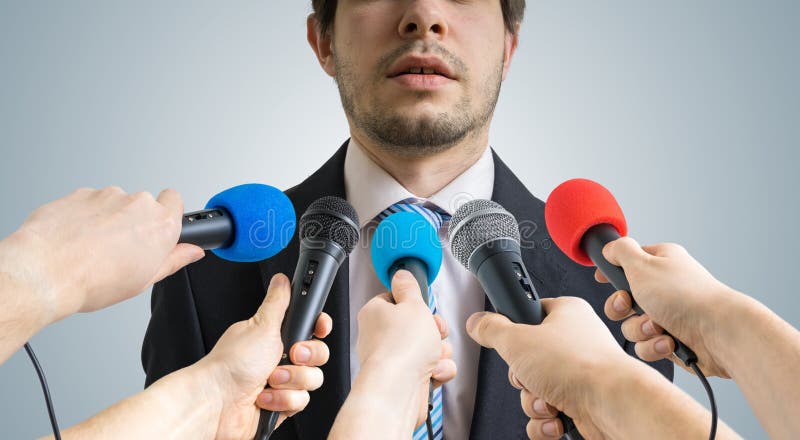 Politikern talar ang som ger intervju till reporter Många mikrofoner som antecknar honom arkivbild Politikern talar ang som ger intervju till reporter Många mikrofoner som antecknar honom arkivbild