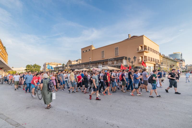 Politische Proteste in der Mitte von Novi Sad Leute protestieren gegen die Regierung stockfoto Politische Proteste in der Mitte von Novi Sad Leute protestieren gegen die Regierung stockfoto