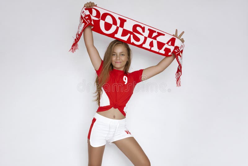Politisches junges glückliches Mädchen in Sportoutfit halten die polnische rot-weiße Flagge und unterstützen die polnische Mannsch stockbilder