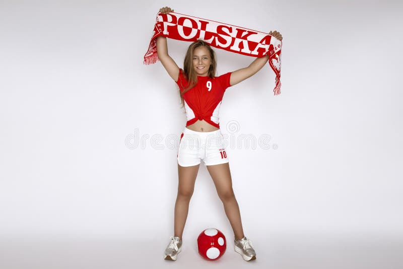 Politisches junges glückliches Mädchen in Sportoutfit halten die polnische rot-weiße Flagge und unterstützen die polnische Mannsch lizenzfreie stockbilder
