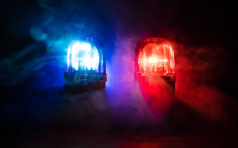 https://thumbs.dreamstime.com/b/polizei-auto-blau-und-rot-runden-vintage-sirene-dunklen-rotierende-polizeisirene-im-retro-stil-dunkelheit-selektiver-fokus-215121331.jpg