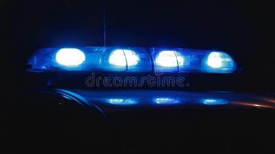 Blau Sirene Blinker auf der Polizei Auto in der Nacht. Siren Polizei Auto  blinkt, close-up. Polizei Licht und Sirene auf dem Auto in Aktion. Not  blinken Stockfotografie - Alamy