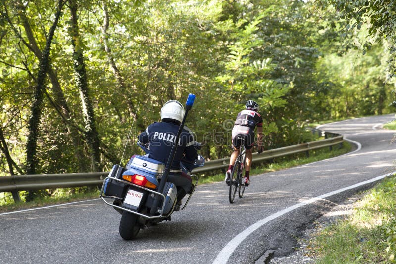 Polizei und der Radfahrer stockbild Polizei und der Radfahrer stockbild
