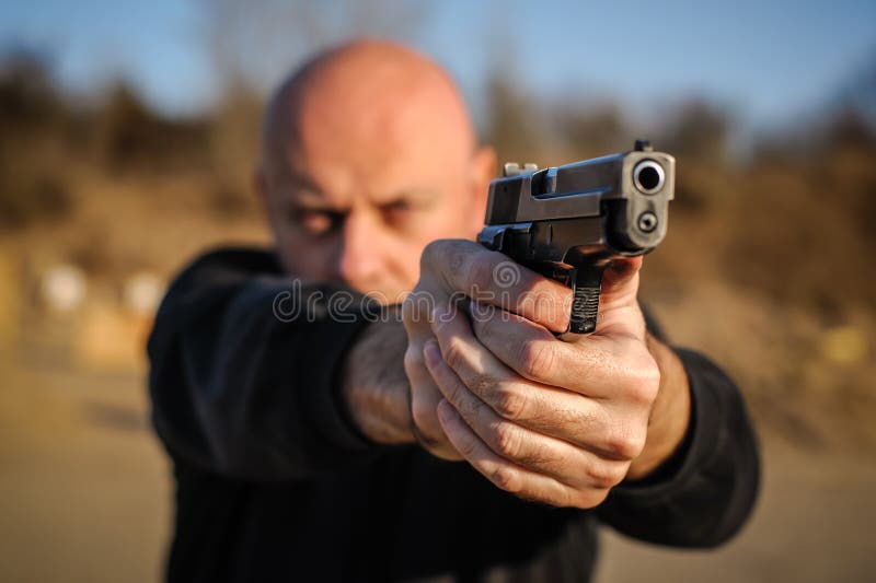 Polizeiagent und Leibwächter, die Pistole zeigen, um sich vor Angreifer zu schützen stockfotos Polizeiagent und Leibwächter, die Pistole zeigen, um sich vor Angreifer zu schützen stockfotos