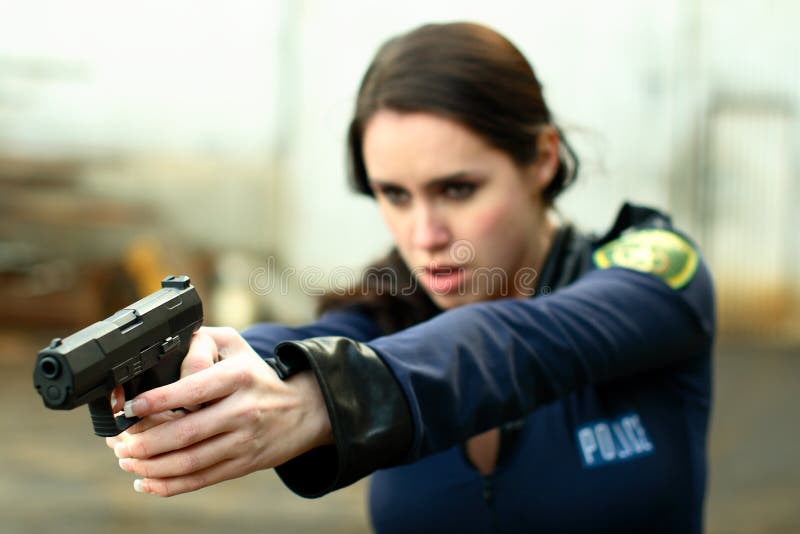 Polizeifrau mit Pistole