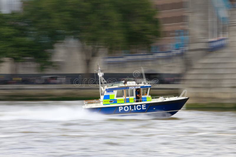 Polizeimotorboot in der Bewegung