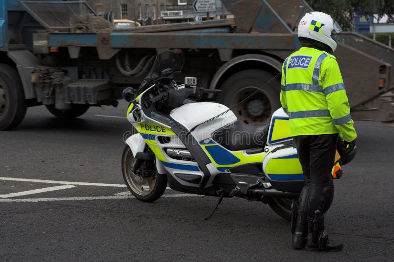 Polizia, poliziotto vicino a policebike immagine stock libera da diritti Polizia, poliziotto vicino a policebike immagine stock libera da diritti