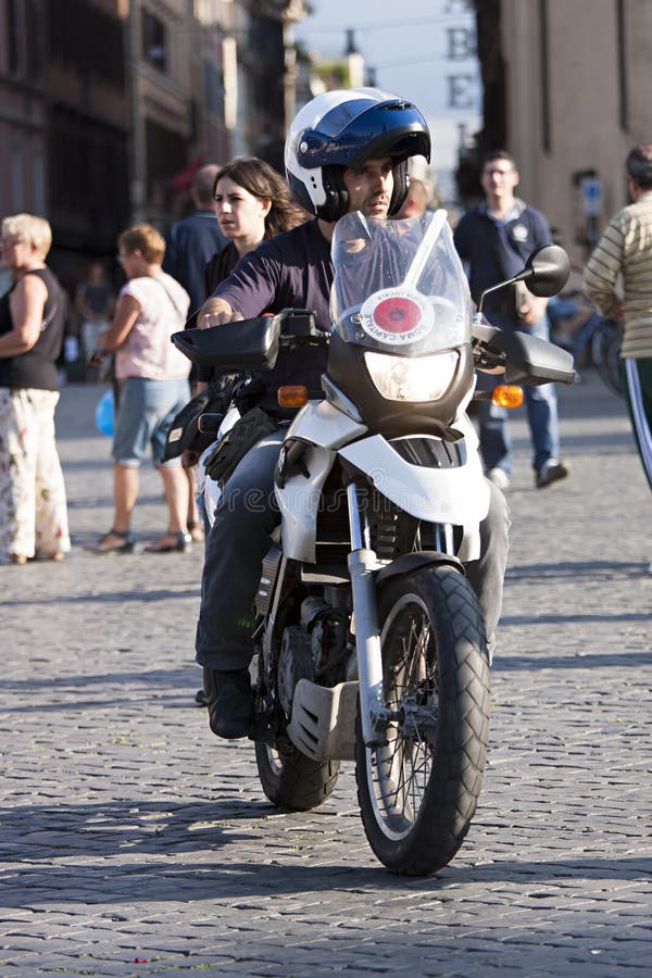 Poliziotto italiano in motociclo fotografia stock Poliziotto italiano in motociclo fotografia stock