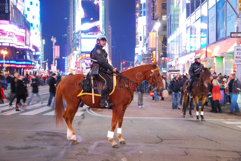 Poliziotto sul cavallo in Times Square, New York City immagine stock libera da diritti Poliziotto sul cavallo in Times Square, New York City immagine stock libera da diritti