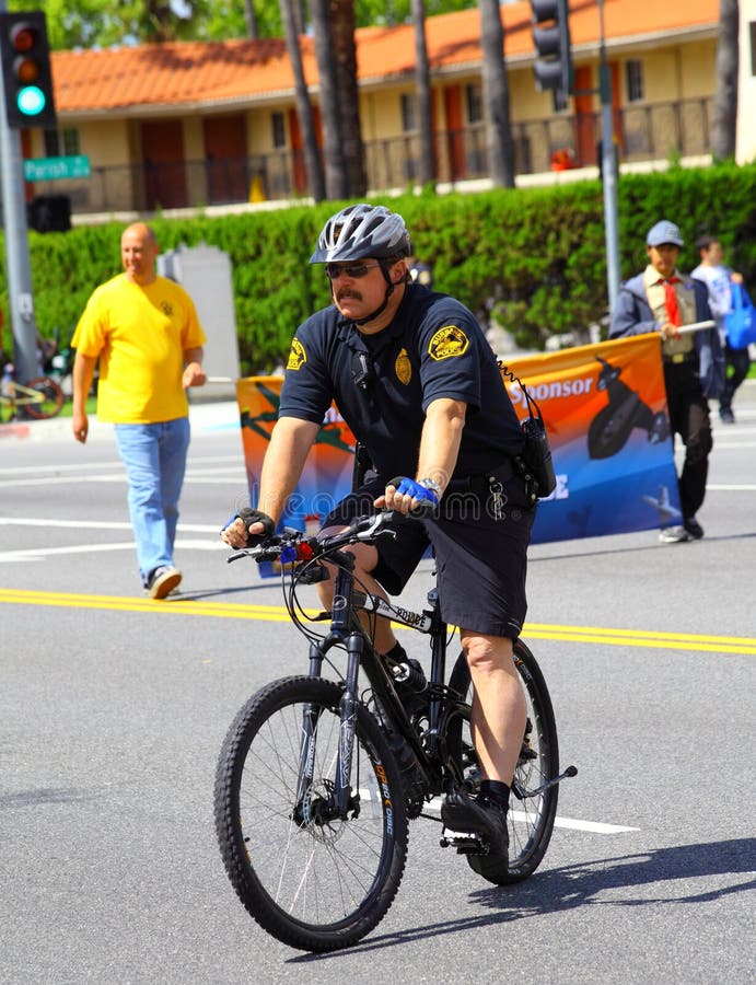 Poliziotto sulla bici fotografia stock libera da diritti Poliziotto sulla bici fotografia stock libera da diritti