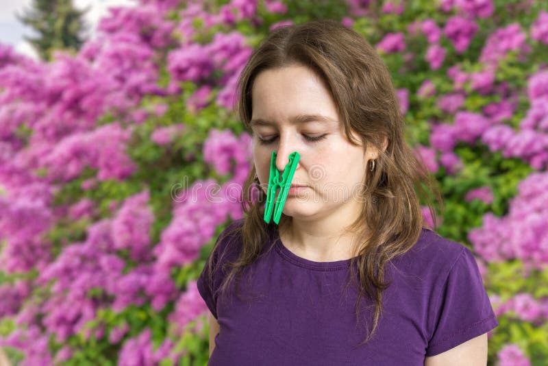 Pollen alergii pojęcie Młodej kobiety cant oddycha i będący ubranym czop na jej nosie obraz stock Pollen alergii pojęcie Młodej kobiety cant oddycha i będący ubranym czop na jej nosie obraz stock