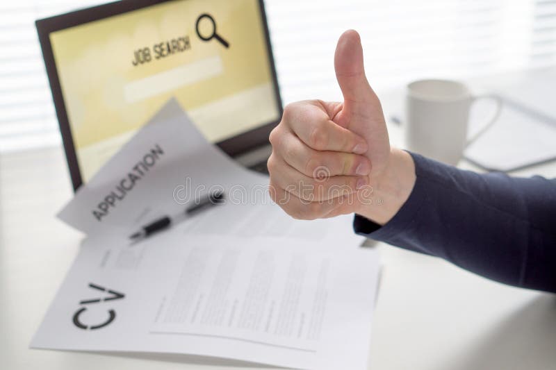 Pollici su per la ricerca di lavoro Richiedente con l'atteggiamento positivo Disoccupato in cerca di lavoro felice Uomo allegro p immagine stock libera da diritti Pollici su per la ricerca di lavoro Richiedente con l'atteggiamento positivo Disoccupato in cerca di lavoro felice Uomo allegro p immagine stock libera da diritti
