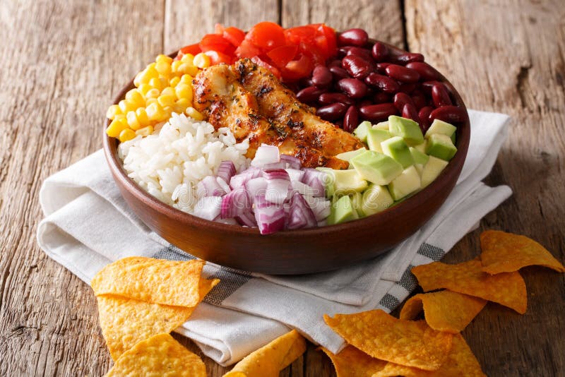 Pollo arrostito con riso, avocado, fagioli, pomodori, cereale e sopra fotografia stock Pollo arrostito con riso, avocado, fagioli, pomodori, cereale e sopra fotografia stock