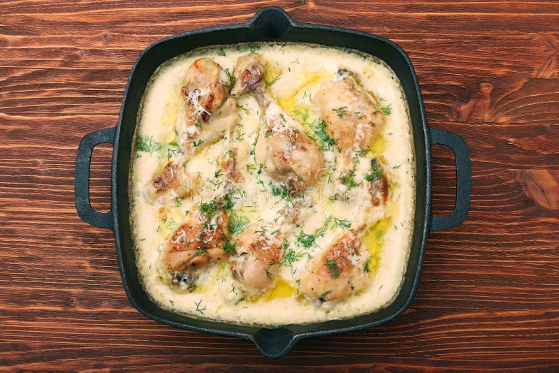 Pollo arrostito con salsa cremosa immagine stock libera da diritti Pollo arrostito con salsa cremosa immagine stock libera da diritti