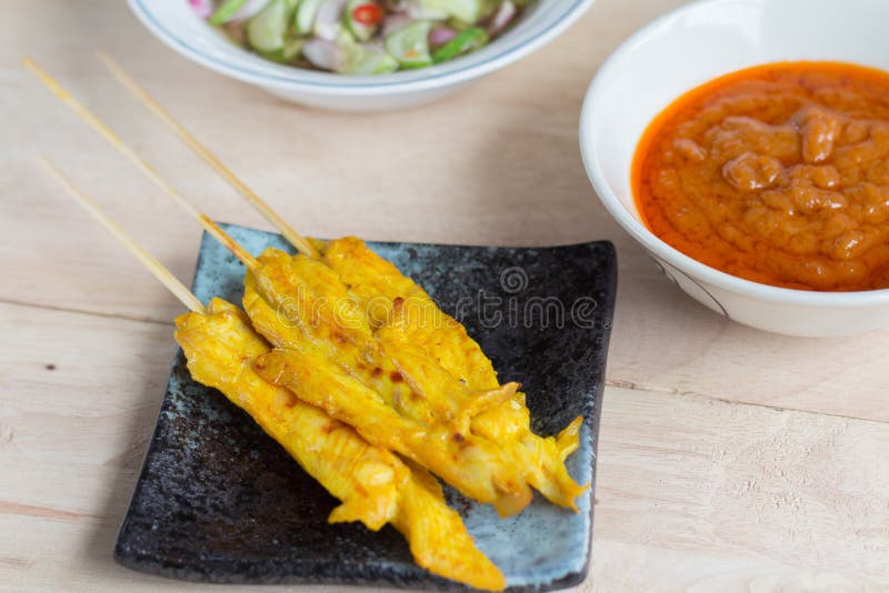 Pollo arrostito satay con la salsa dell'arachide e l'aceto della verdura immagine stock Pollo arrostito satay con la salsa dell'arachide e l'aceto della verdura immagine stock