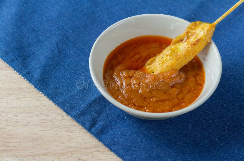 Pollo arrostito satay nella ciotola di salsa dell'arachide immagine stock libera da diritti Pollo arrostito satay nella ciotola di salsa dell'arachide immagine stock libera da diritti