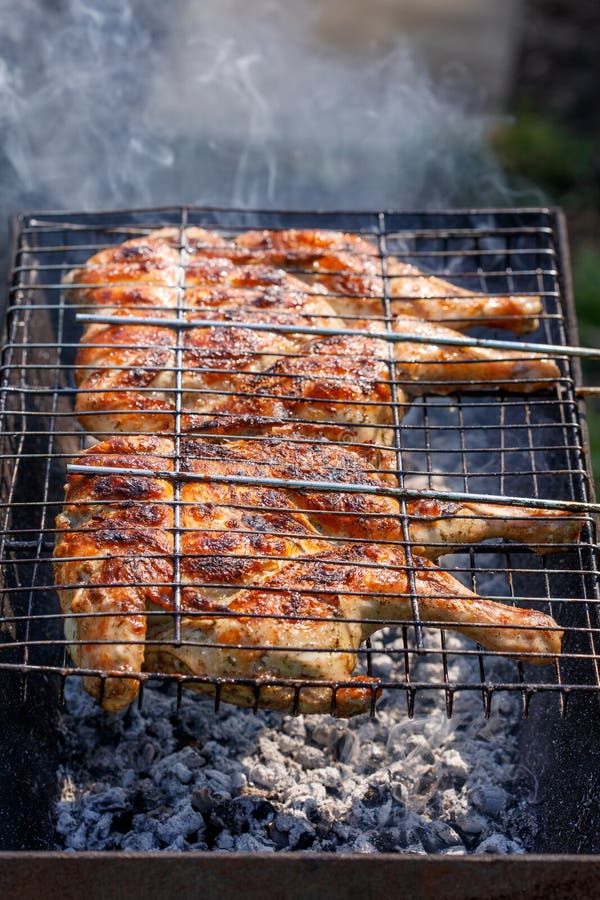 Pollo Asado En Un Brasero De Barbacoa De Carbón Foto de archivo - Imagen de acampada, humo: 220966738 Pollo Asado En Un Brasero De Barbacoa De Carbón Foto de archivo - Imagen de acampada, humo: 220966738