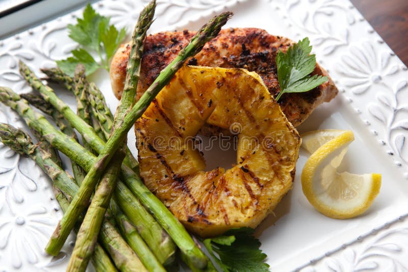 Pollo asado a la parilla imagen de archivo libre de regalías Pollo asado a la parilla imagen de archivo libre de regalías