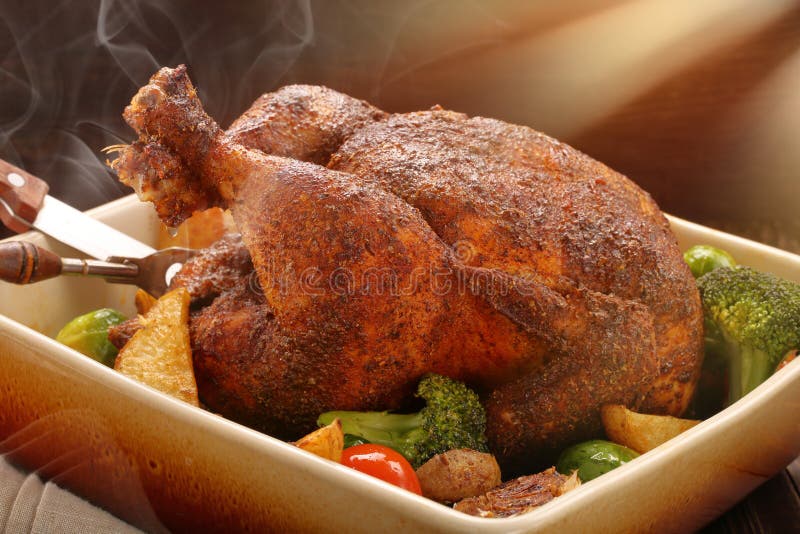 Pollo asado a la parrilla con verduras en un tazón de cerámica imágenes de archivo libres de regalías