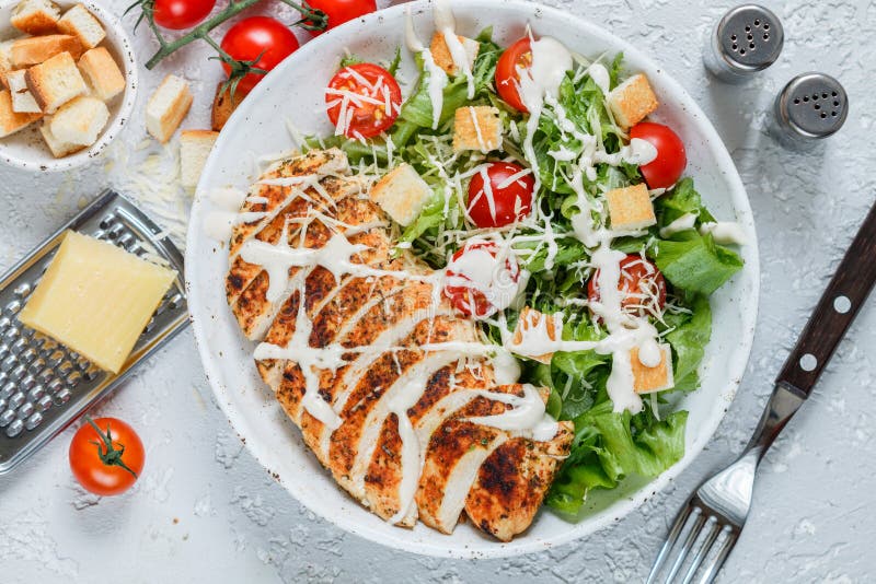 Pollo Asado a La Parrilla Sano Caesar Salad Imagen de archivo Imagen