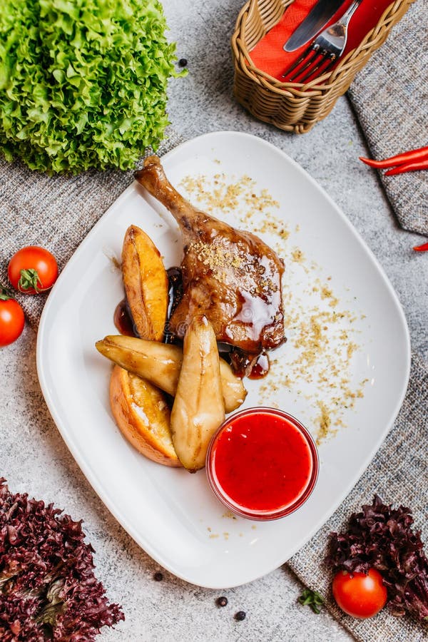Pollo con la piel curruscante servida con las verduras imágenes de archivo libres de regalías Pollo con la piel curruscante servida con las verduras imágenes de archivo libres de regalías