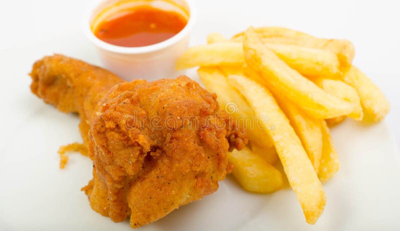 Pollo con le fritture e la salsa immagine stock Pollo con le fritture e la salsa immagine stock