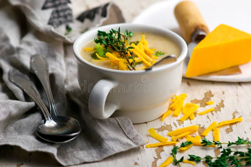 Pollo del Cheddar del bróculi y sopa de la bola de masa hervida fotografía de archivo Pollo del Cheddar del bróculi y sopa de la bola de masa hervida fotografía de archivo