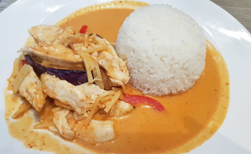 Pollo di curry giallo e melanzana con riso immagini stock Pollo di curry giallo e melanzana con riso immagini stock