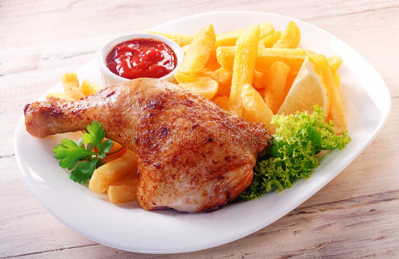 Pollo e fritture saporiti gastronomici su un piatto bianco immagine stock libera da diritti Pollo e fritture saporiti gastronomici su un piatto bianco immagine stock libera da diritti
